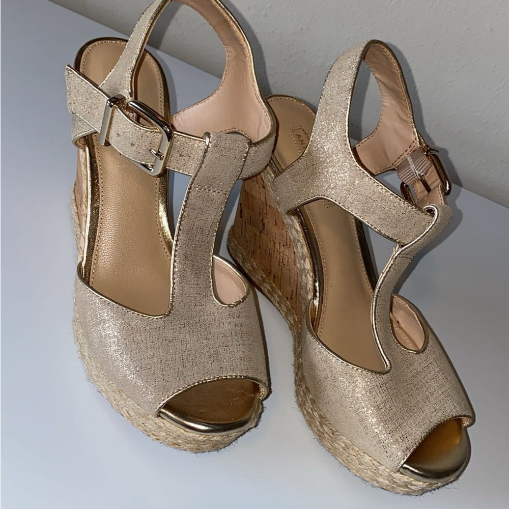 Antonio Melani leather Espadrille Wedge sandal. Beige/ Gold, Size 8.